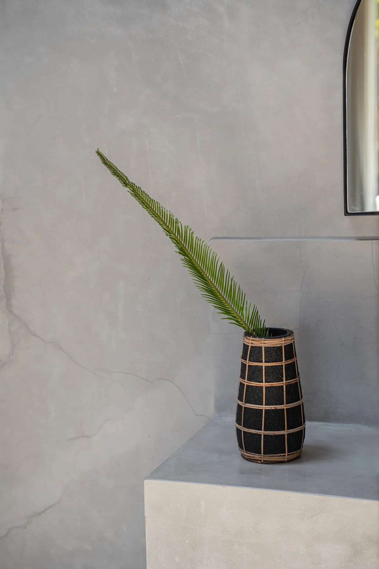 The cute vase - Black Natural - M