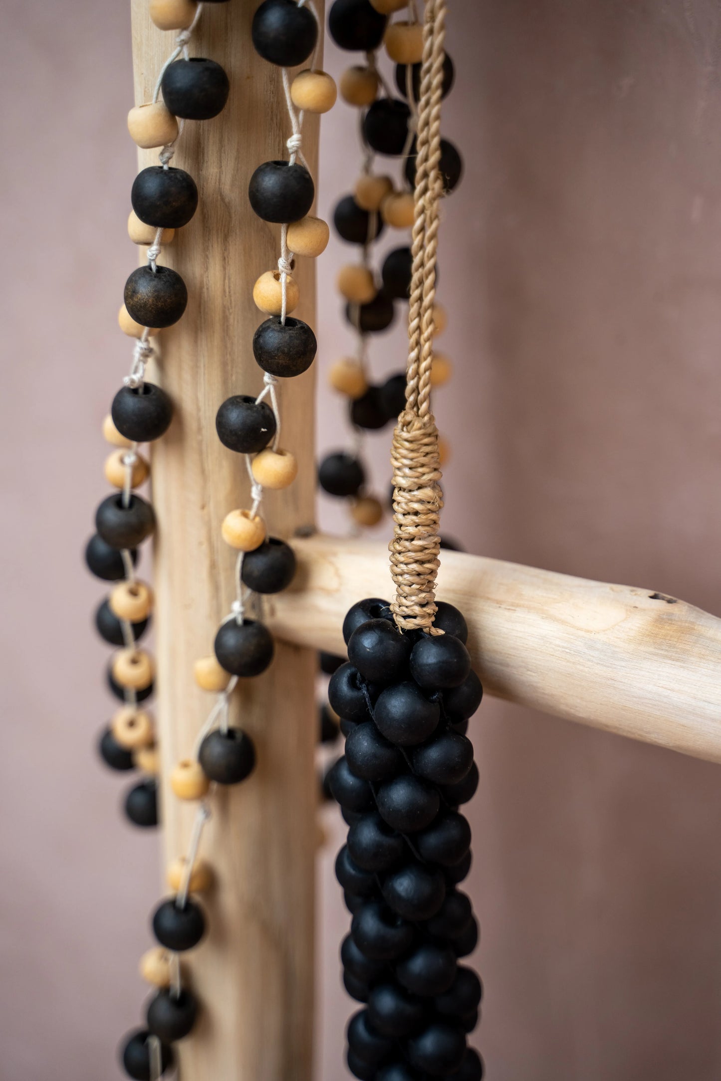 Perles en bois avec pompon en coton - Noir 2 pièces
