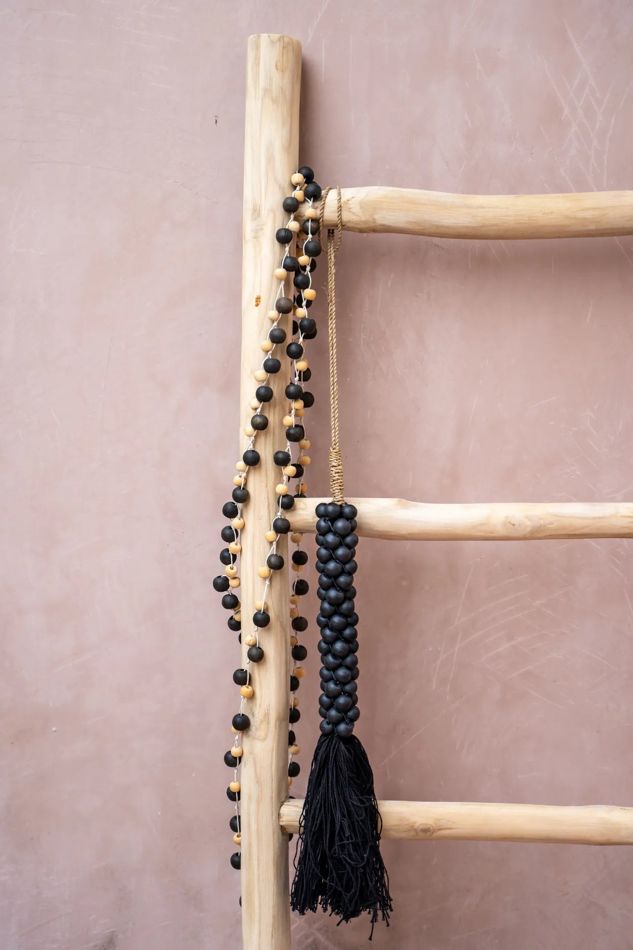 Perles en bois avec pompon en coton - Noir 2 pièces