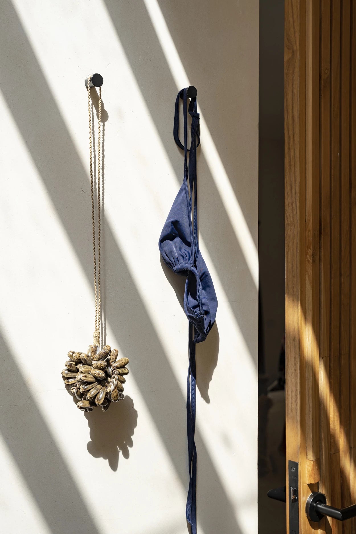 Le pompon en coquillage cauri marron 2 pièces