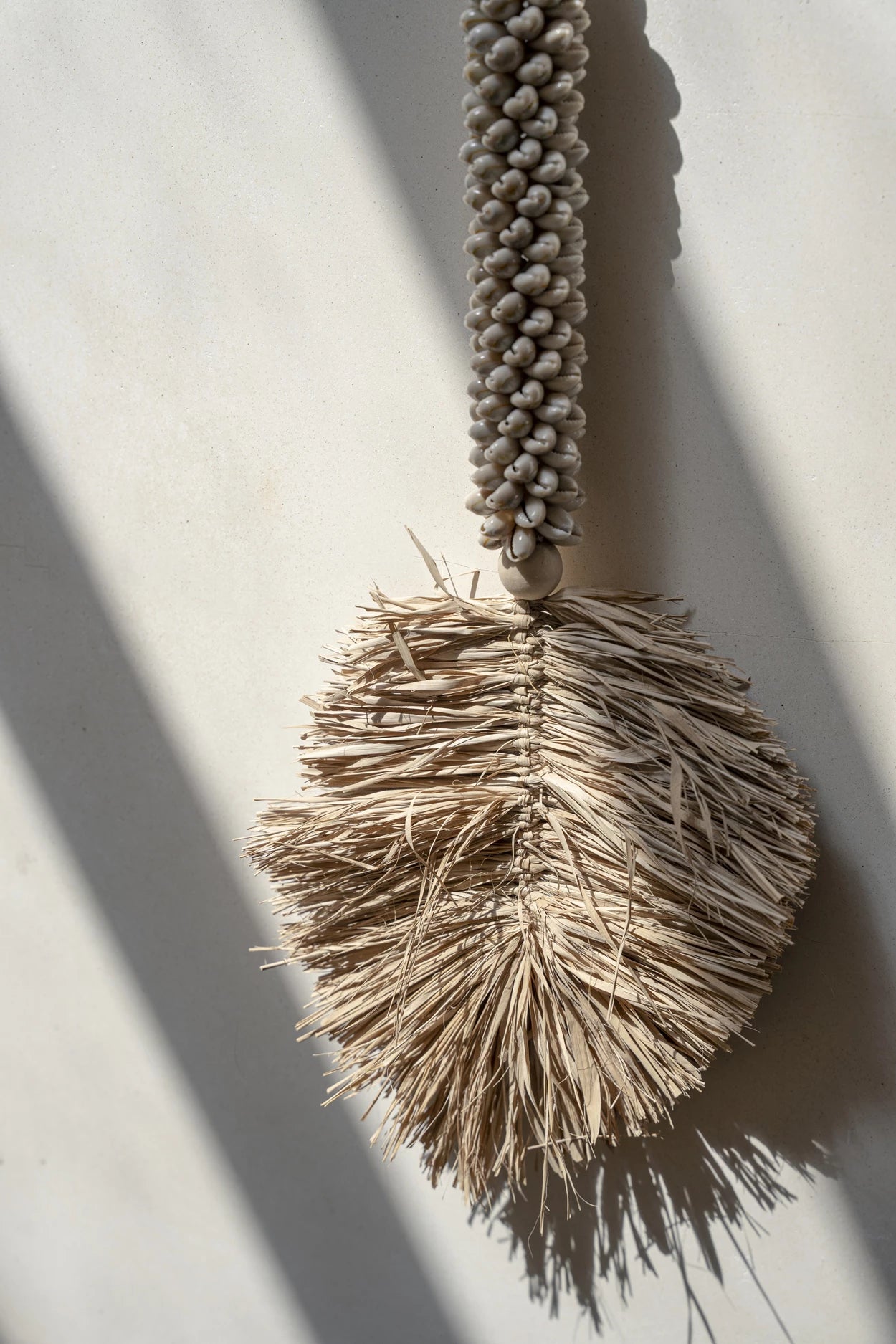 De Raffia Schelp Kwast - Room Natuurlijk