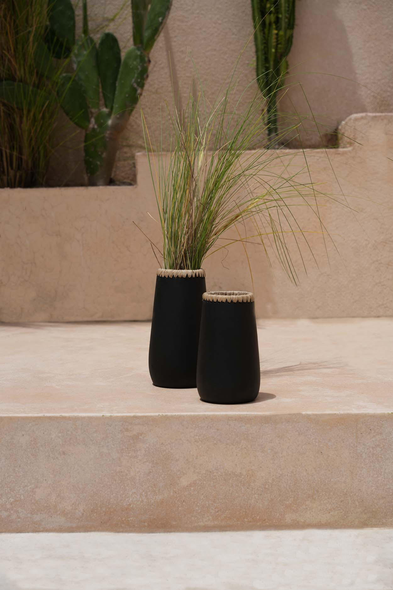 The Cunning Vase - Black Natural - S