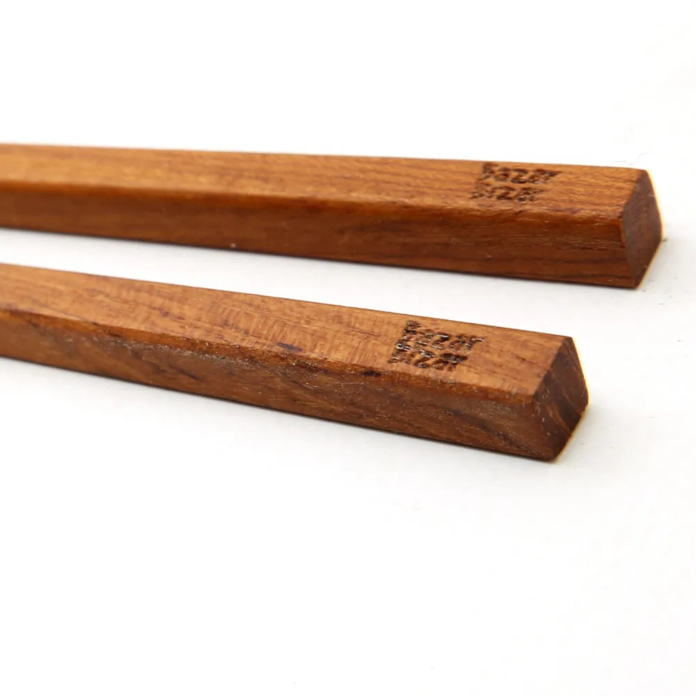 Les baguettes en racine de teck