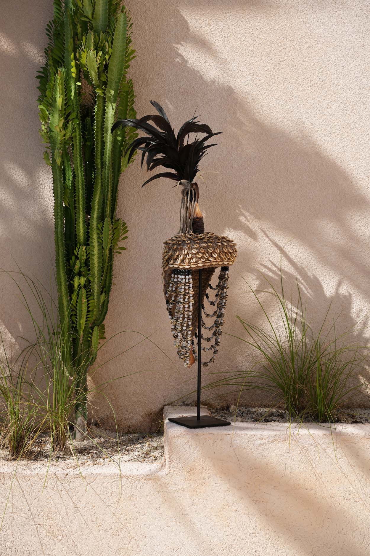 Le chapeau coquillage sur pied - Noir naturel