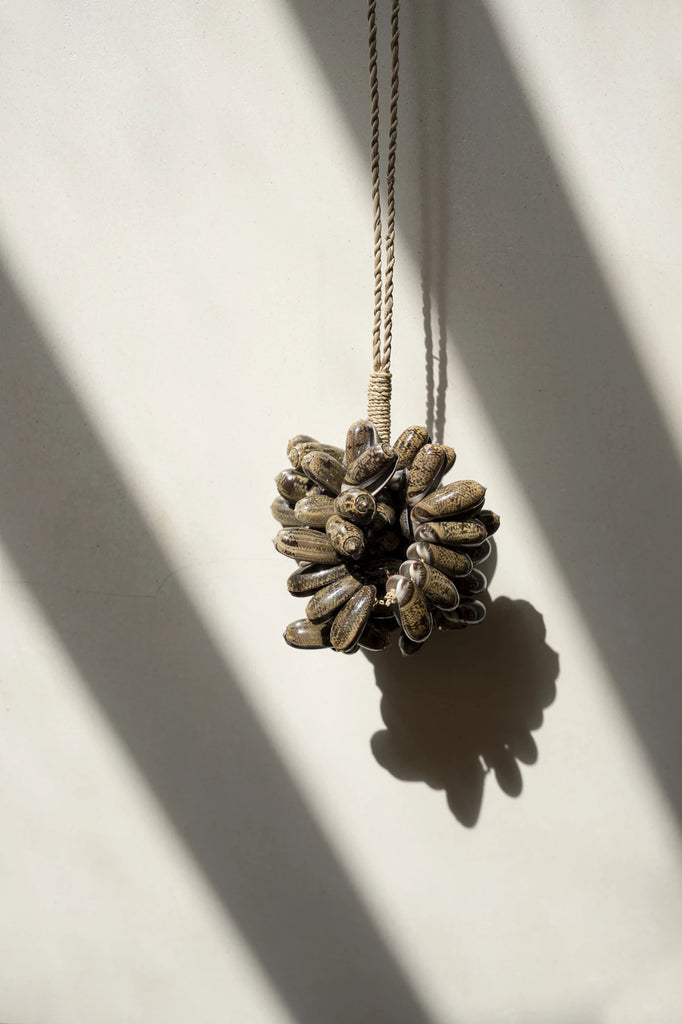 Le pompon en coquillage cauri marron 2 pièces
