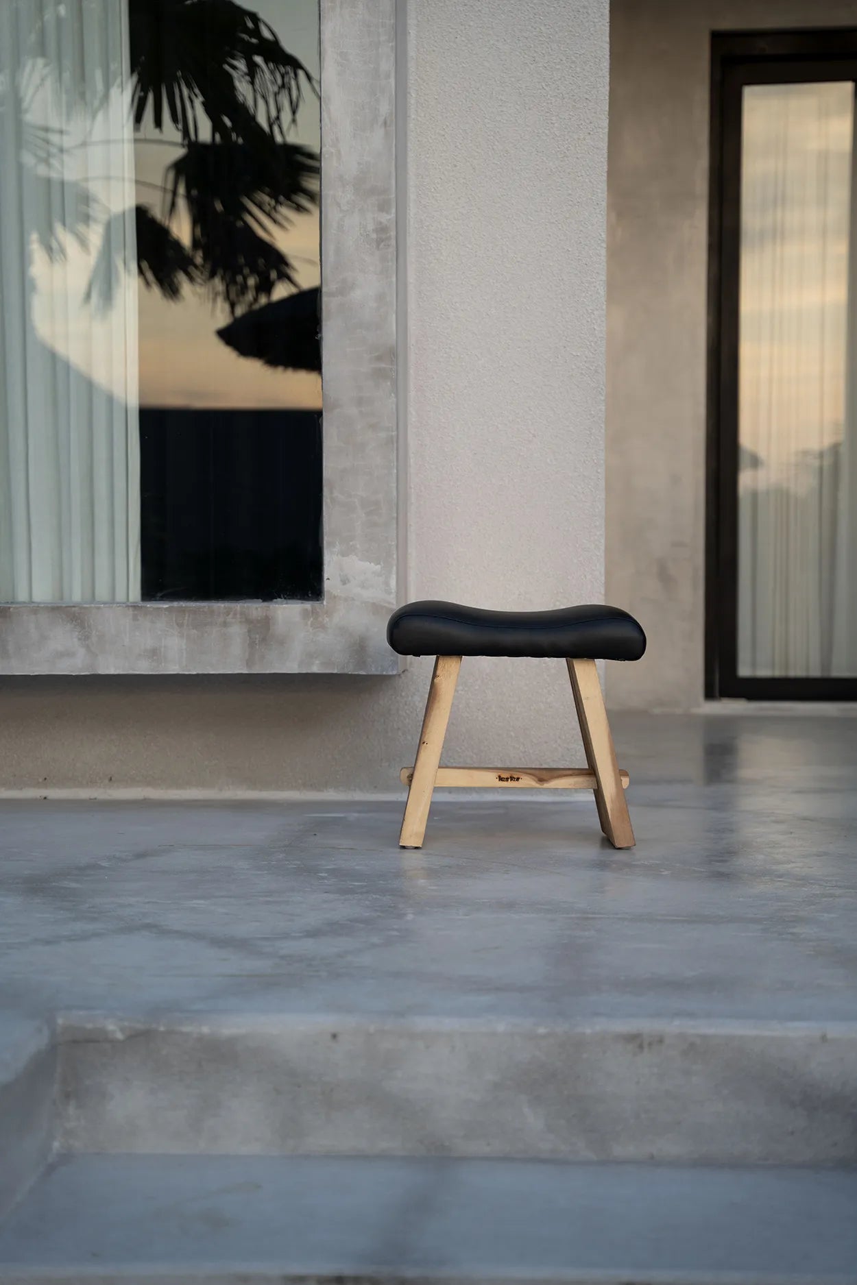 The Suar Stool with Leather - Natural Black_40
