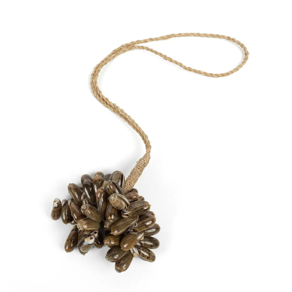 Le pompon en coquillage cauri marron 2 pièces