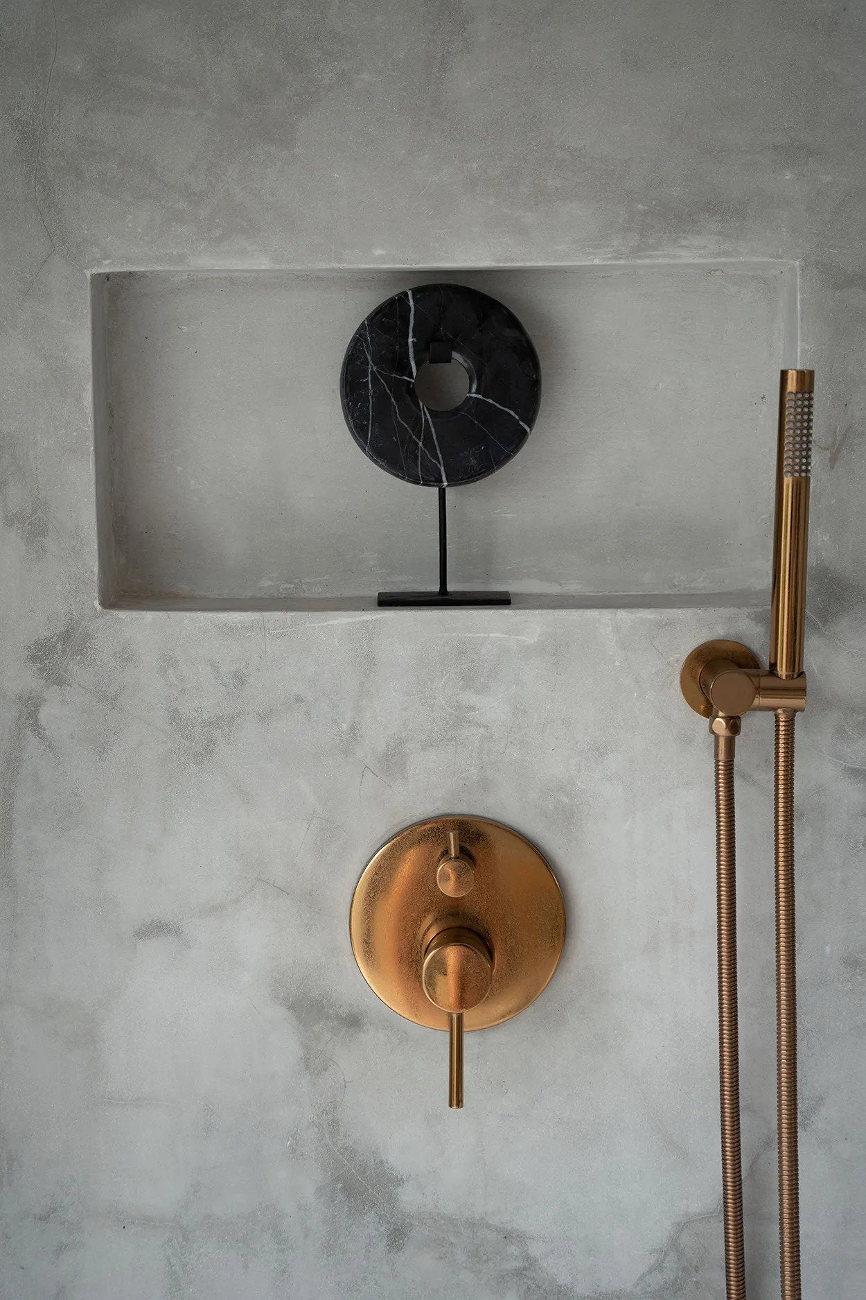 The marble disc on stand - Black - S