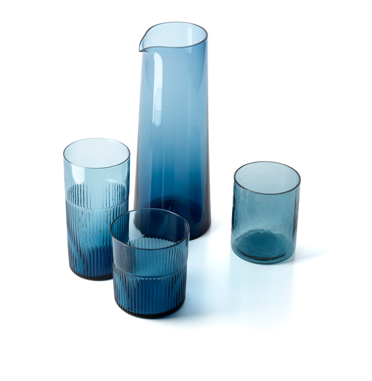 Het azuurkleurige, hoog geribbelde tumblerglas - blauw