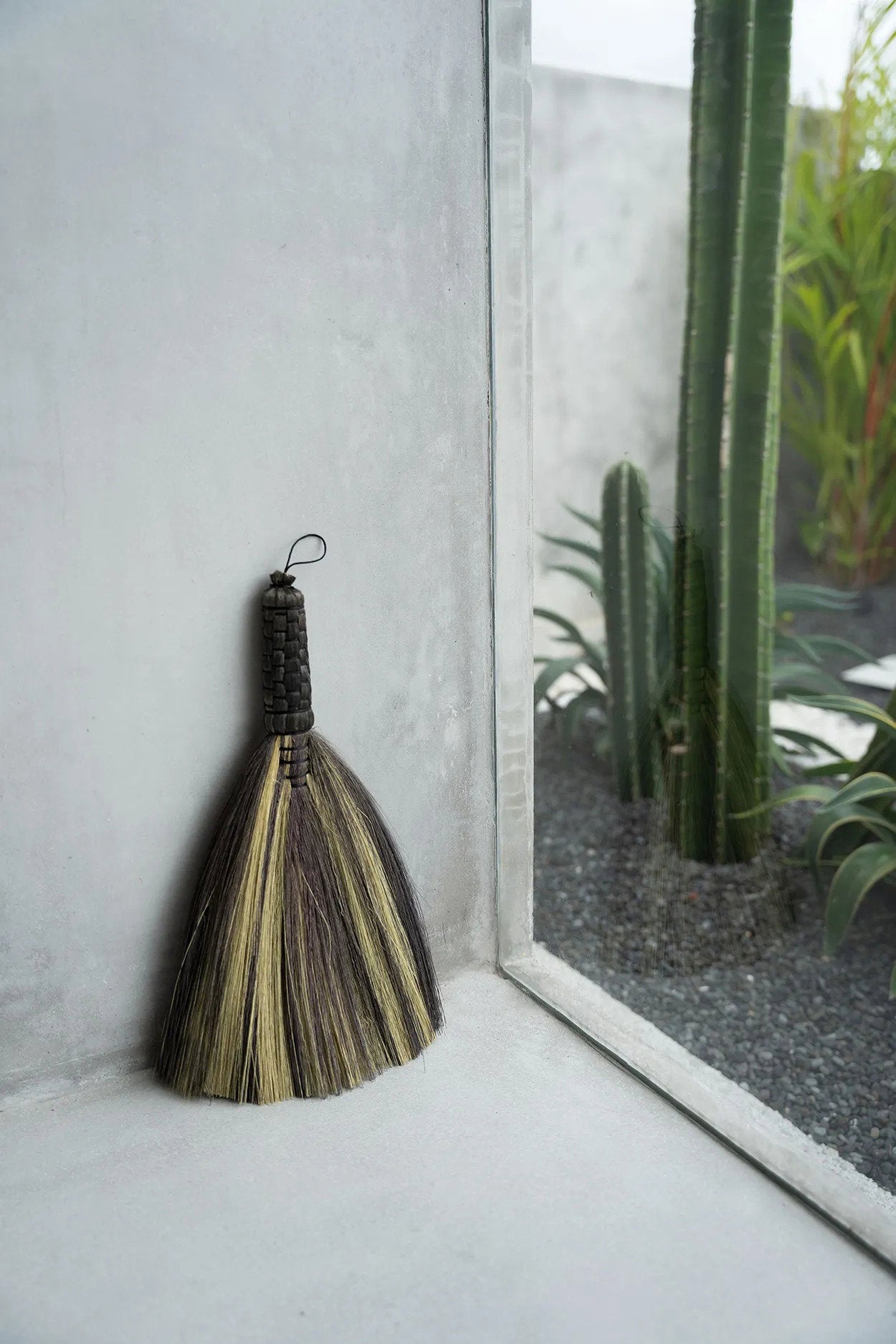 The Broom - Black Natural