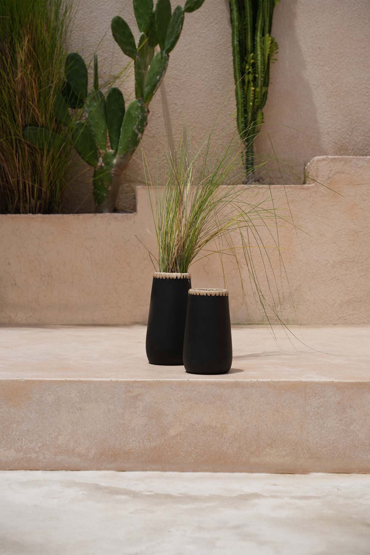 The Cunning Vase - Black Natural - L