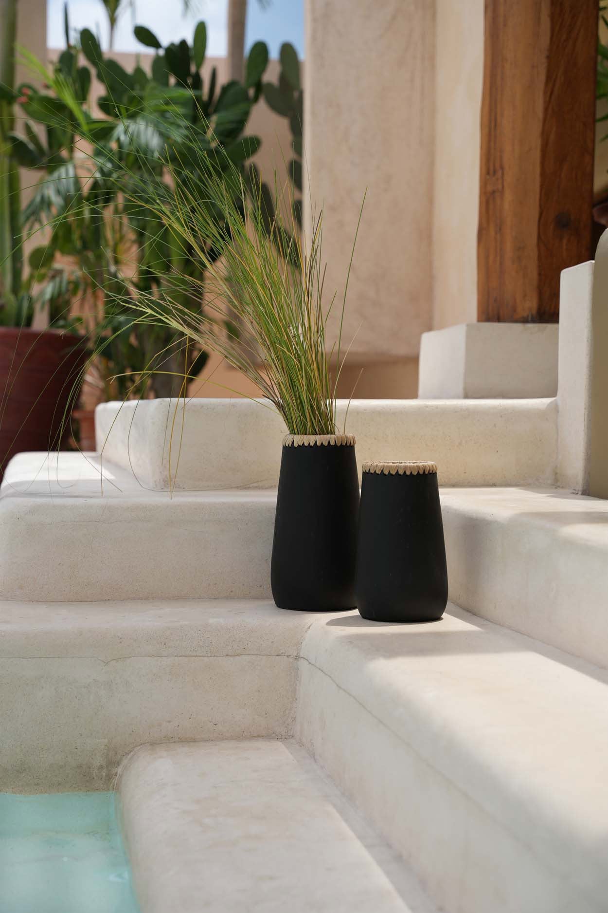 The Cunning Vase - Black Natural - S