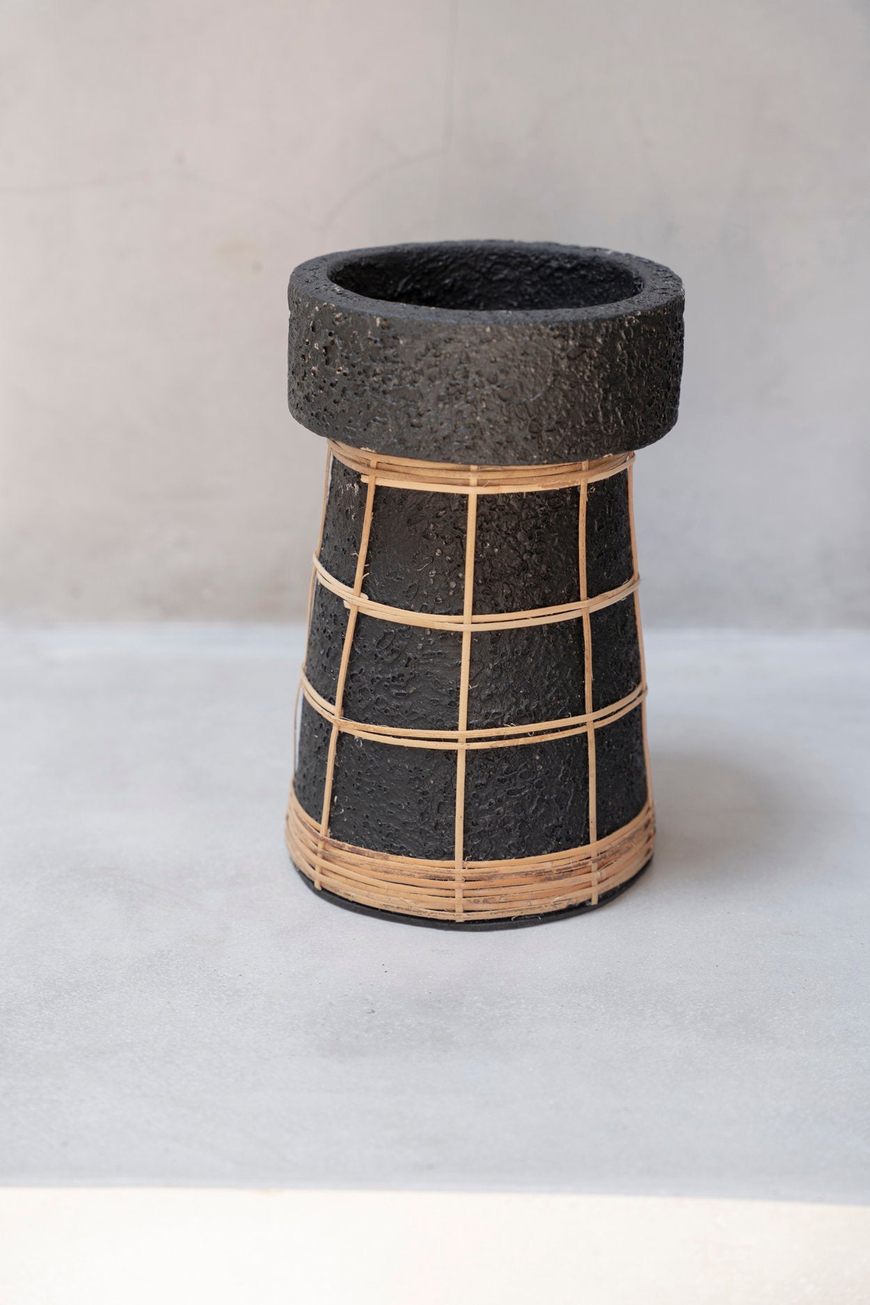 The serene candle holder - black natural - L