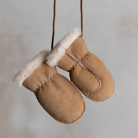 Lamsvacht baby- en kinderwantjes met duim - Camel 1/2 jaar