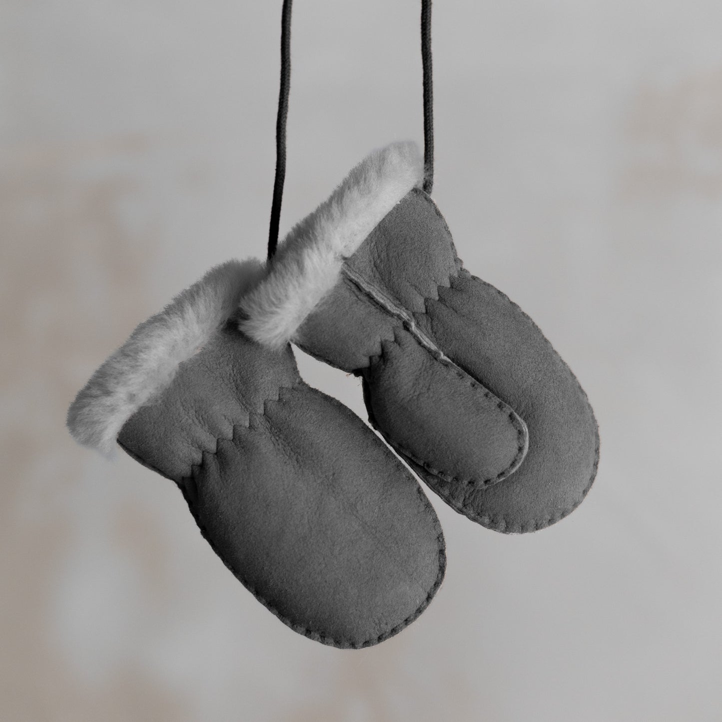 Lamsvacht baby- en kinderwantjes met duim - Grijs 2/4 jaar