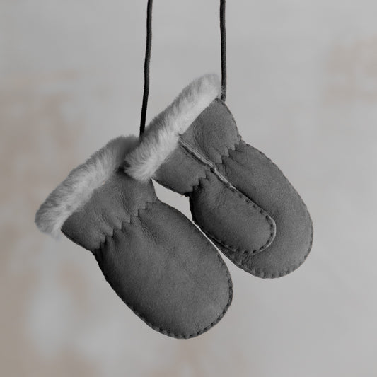 Lamsvacht baby- en kinderwantjes met duim - Grijs 2/4 jaar