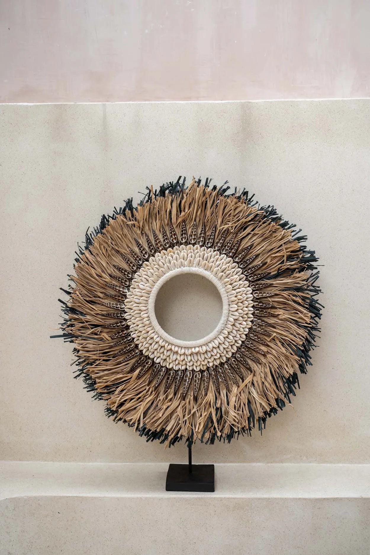 The Mojo Raffia On Stand - Natural Black L