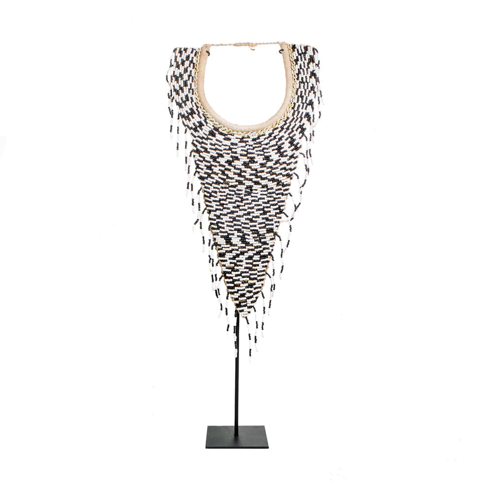 De tribale kralenketting met standaard - zwart-wit