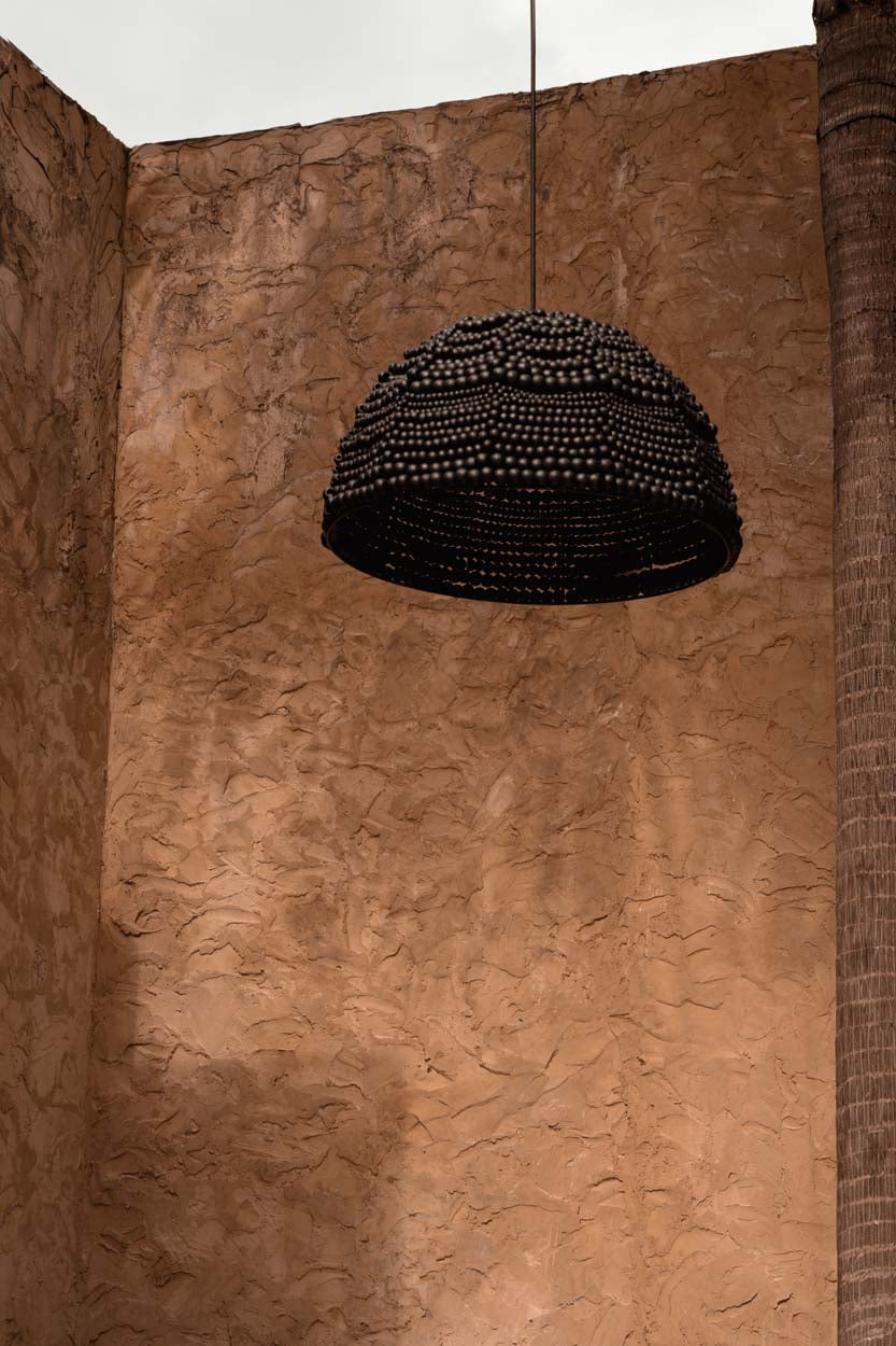 De hanger met houten kralen in koepelvorm - zwart