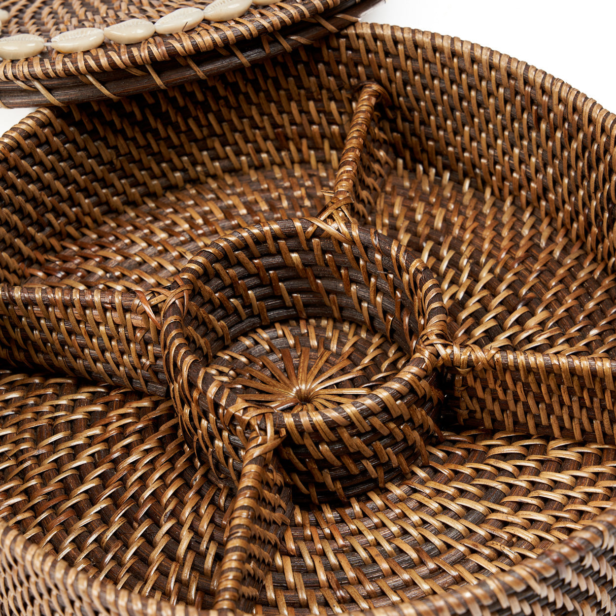 De rotanmand met compartimenten - naturel bruin