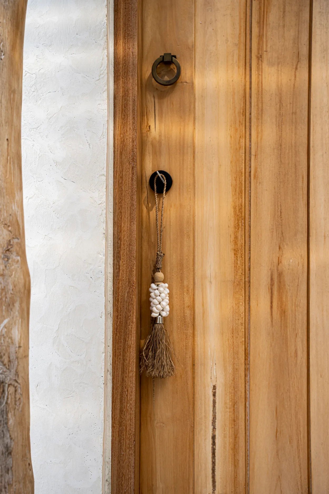 De cowrie en raffiakwast - naturel