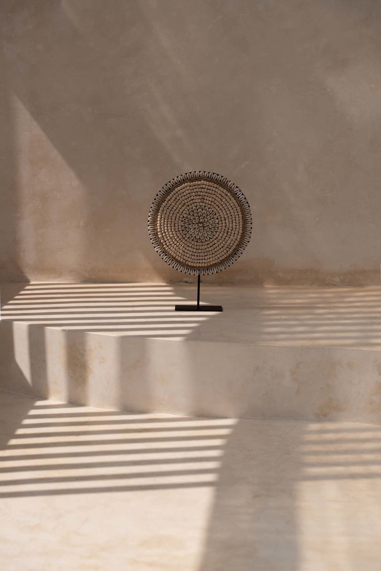 De schelp Martinique op standaard - natuurwit