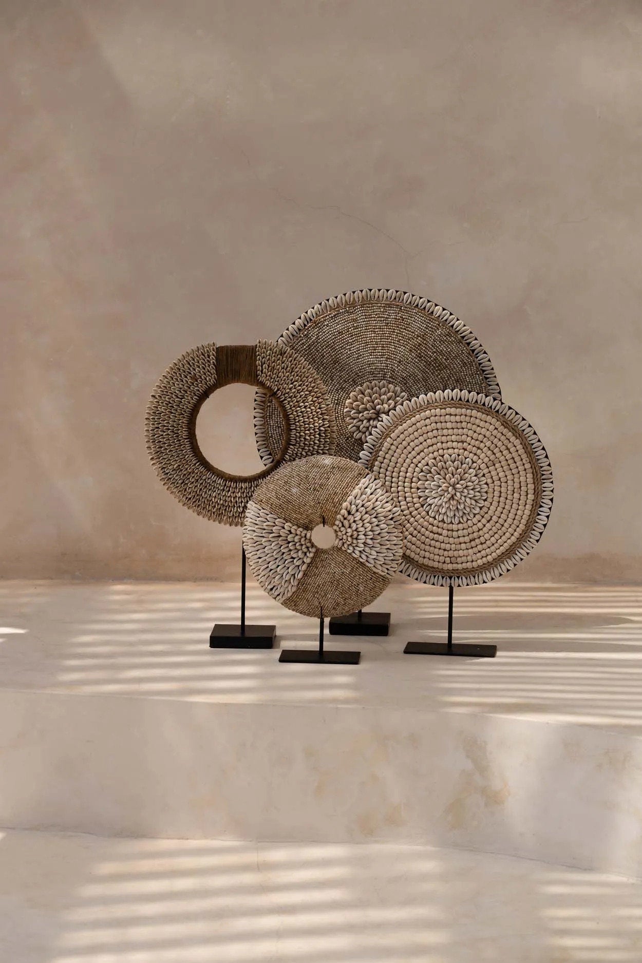 De schelp Martinique op standaard - natuurwit