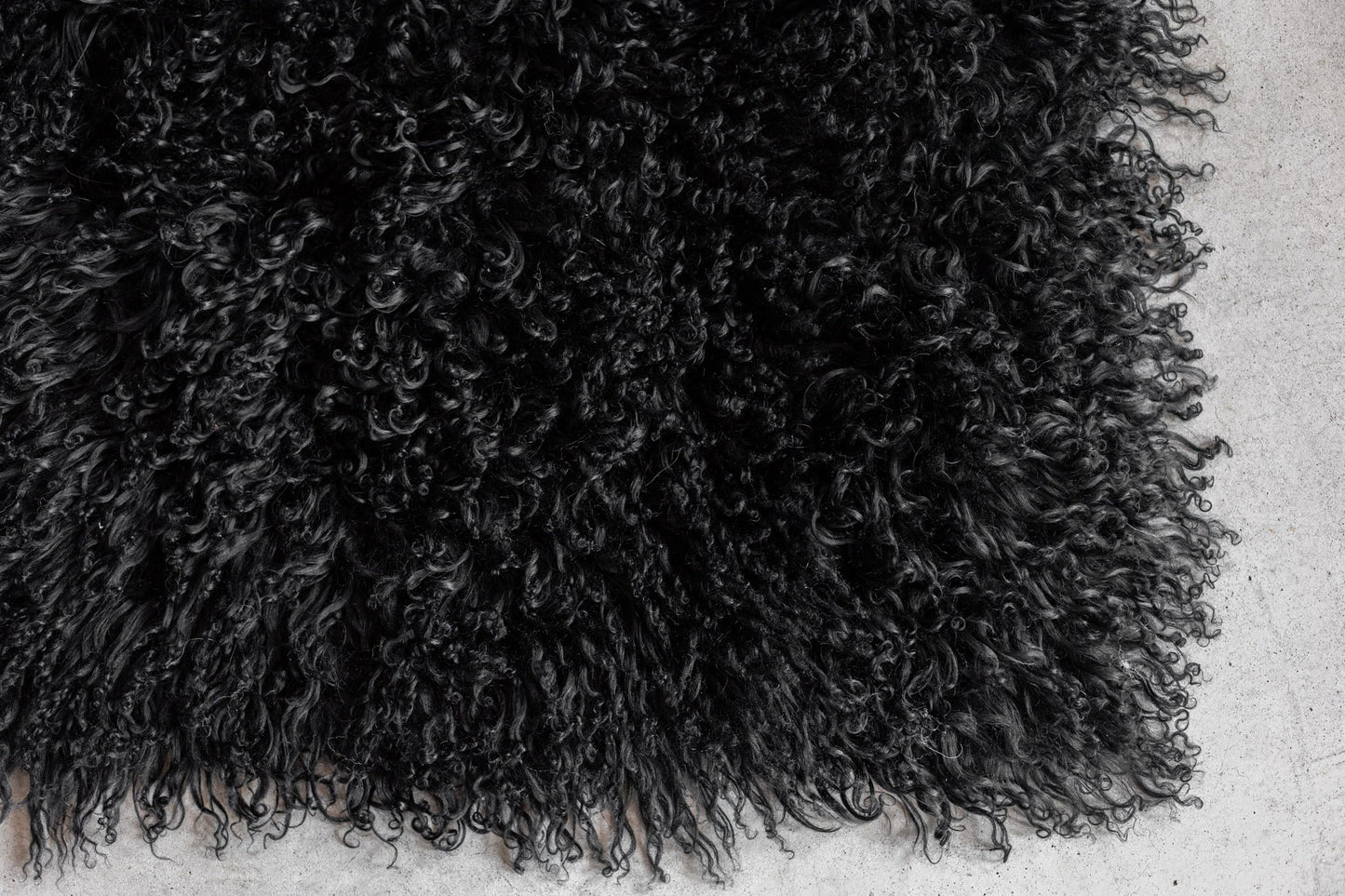 Uniek gefotografeerd schapenvacht Tapijt zwart gekruld - 160x160cm